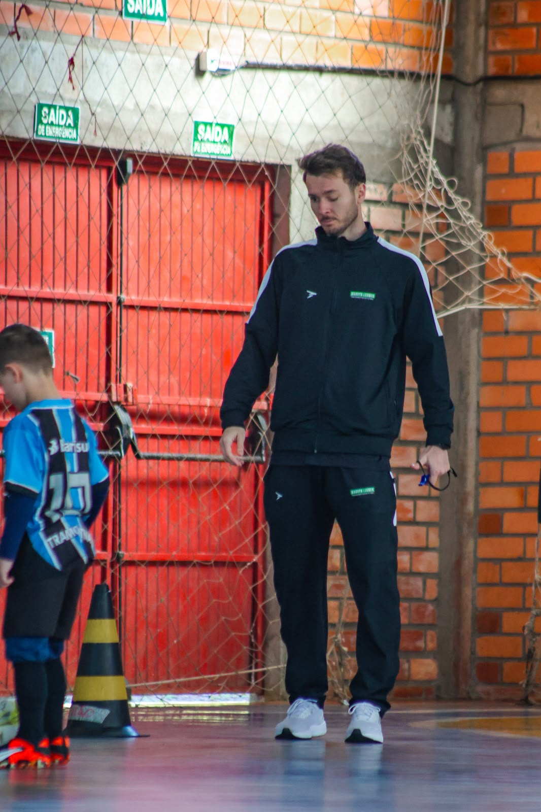 Marvyn Lermen, professor e treinador de futsal, em quadra durante um treino